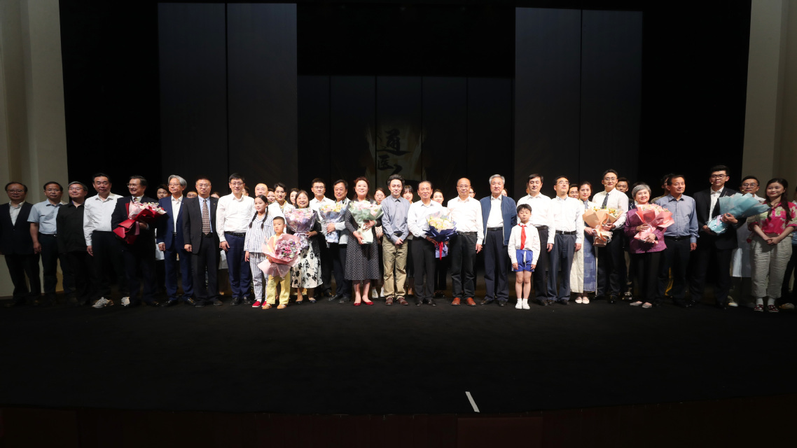 《通医人》话剧合影