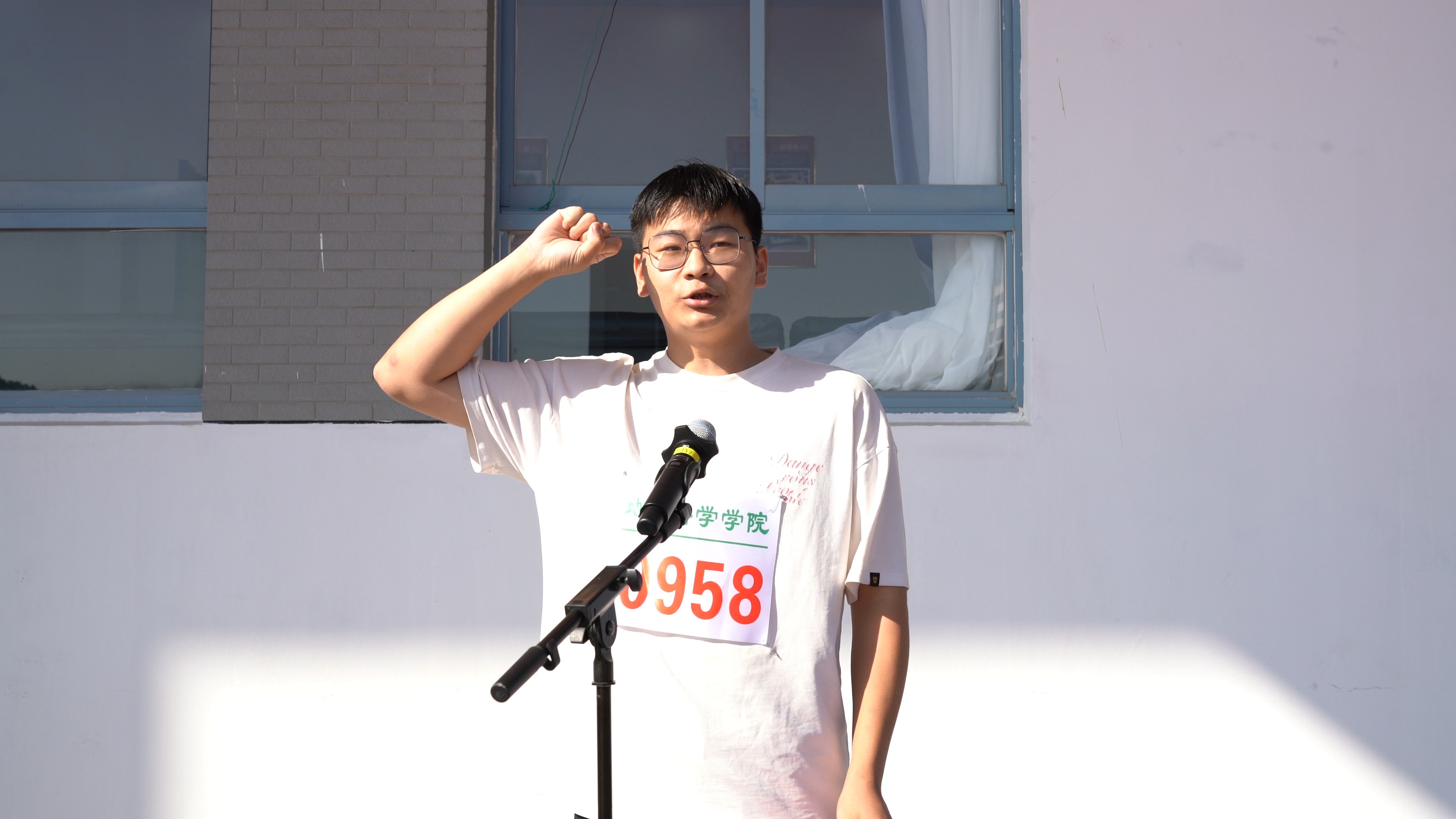 地理科学学院张璨同学代表运动员宣誓