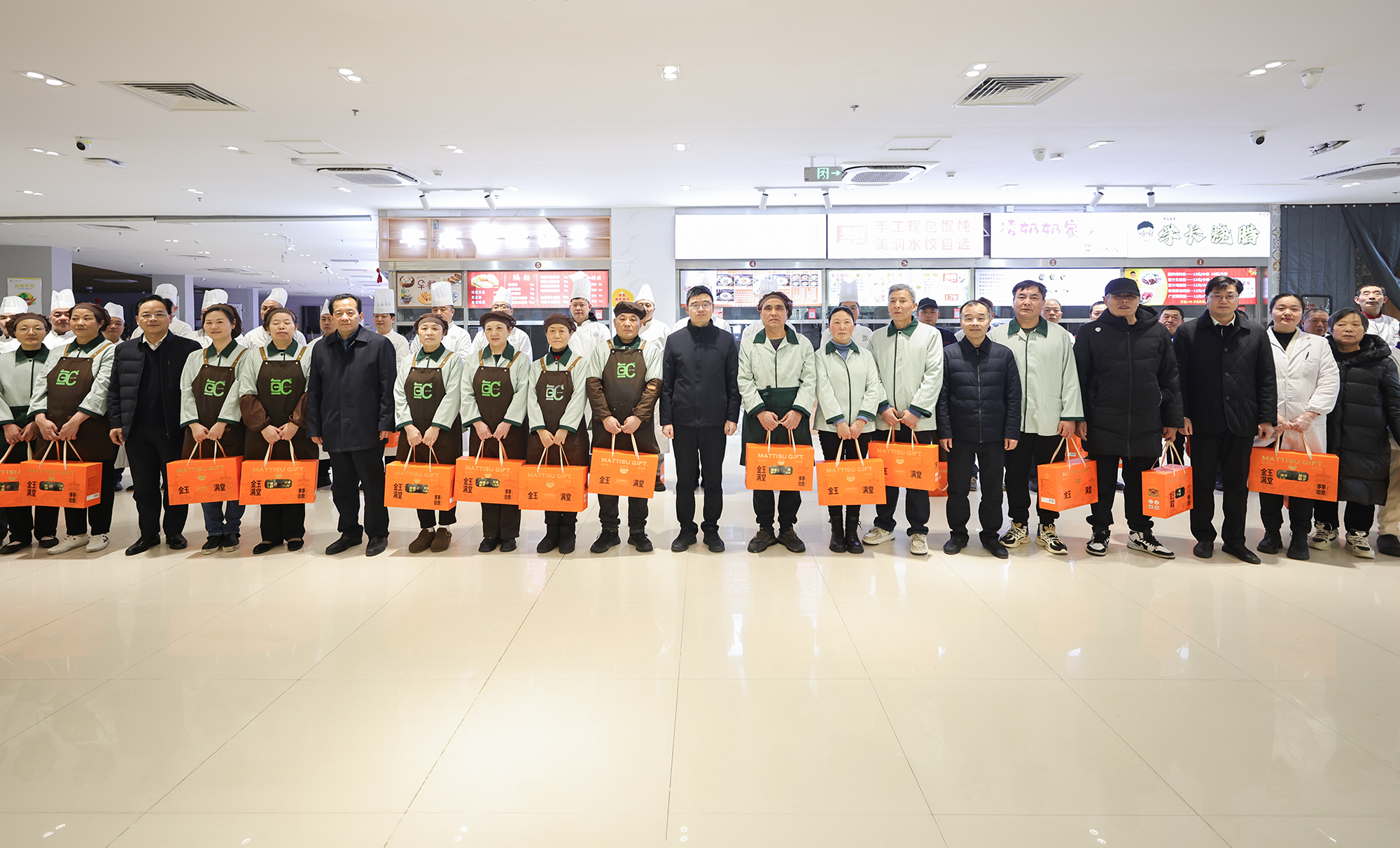 王建浦一行看望慰问保卫和后勤员工